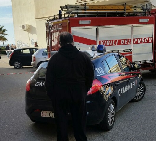 Bombola piena di gas davanti al palazzo comunaleIntimidazione nel Cosentino, avviate le indagini