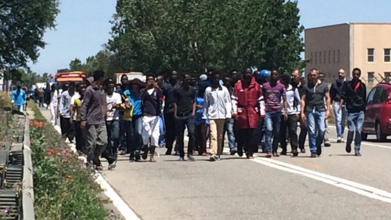 Crotone, protesta al Cara immigrati Sant'Annaper un ritardo consegna delle sigarette