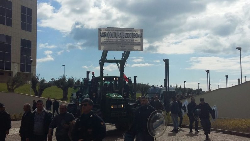 La protesta degli agricoltori crotonesiTrattori davanti la cittadella regionale