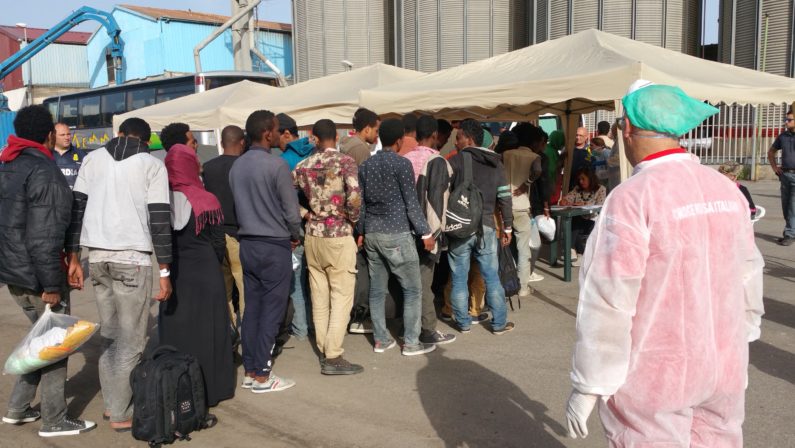 Oltre 200 nuovi migranti sbarcati a Vibo MarinaProvengono dall'Africa Sub-Sahariana