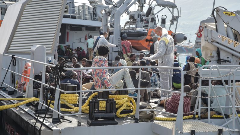 Migranti: a Salerno nuovo sbarco, sono almeno 1050, un centinaio dirottati in Irpinia: c'è anche un cadavere