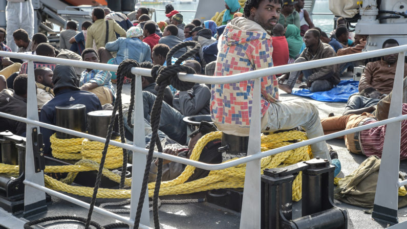 Nuova ondata di immigrati nel porto di ViboSono 360 soccorsi dalla Marina Militare