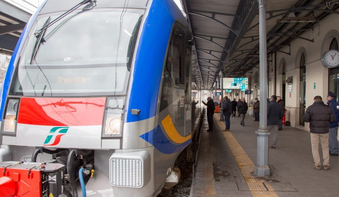 Costi raddoppiati per i pendolari Adiconsum contro la decisione di Trenitalia