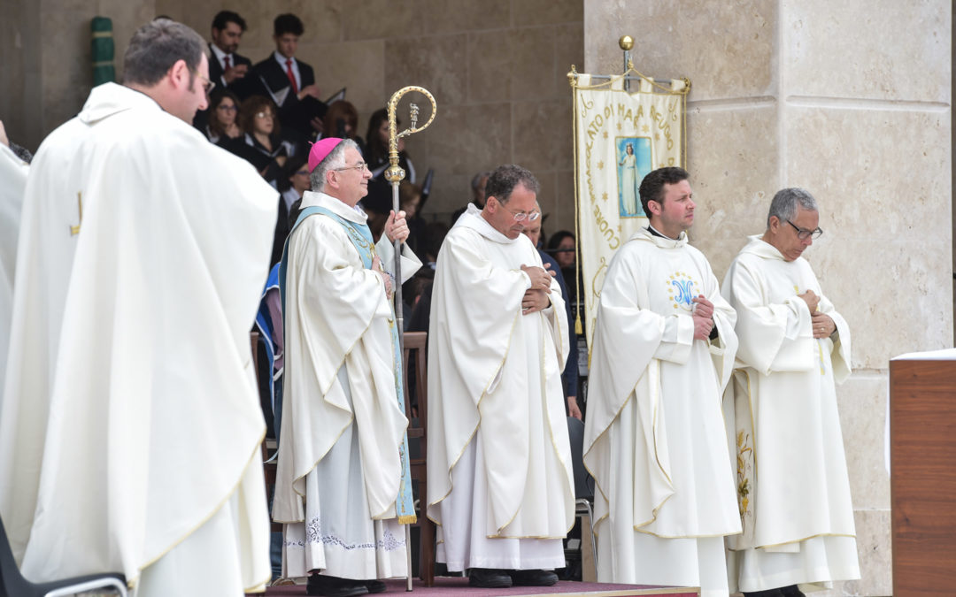 Il vescovo Luigi Renzo e padre Michele Cordiano durante una delle celebrazioni a Paravati