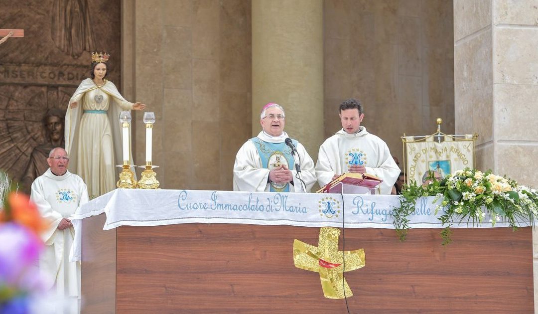 Il vescovo mons. Renzo in un'iniziativa per Natuzza