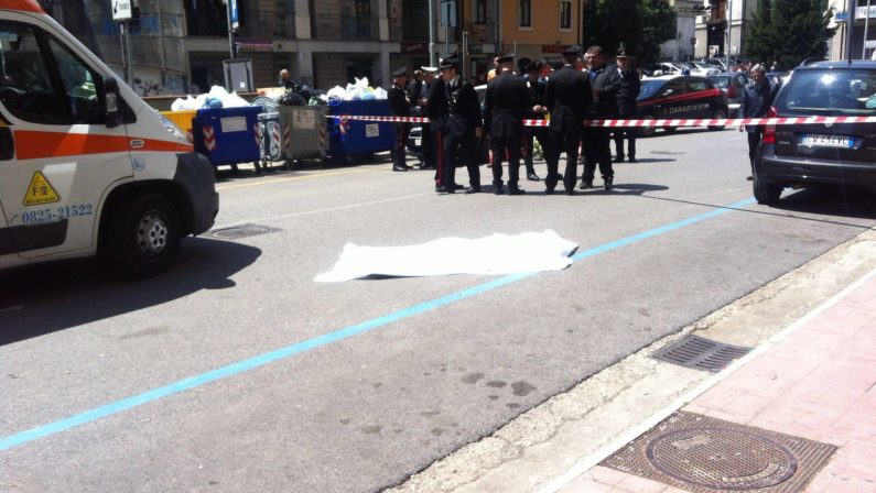 Dramma nel centro di Avellino in mezzo alla genteDonna si lancia dal balcone al nono piano, morta