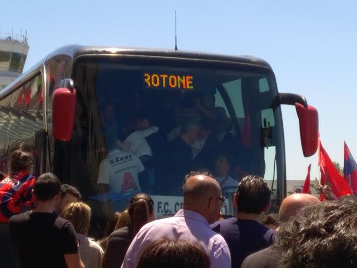 Crotone in Serie A: squadra rientrata in cittàGiro per le strade e la festa a piazzale Ultras