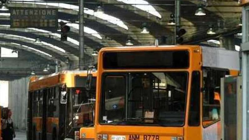 Napoli: sasso rompe finestrino bus, paura tra i passeggeri