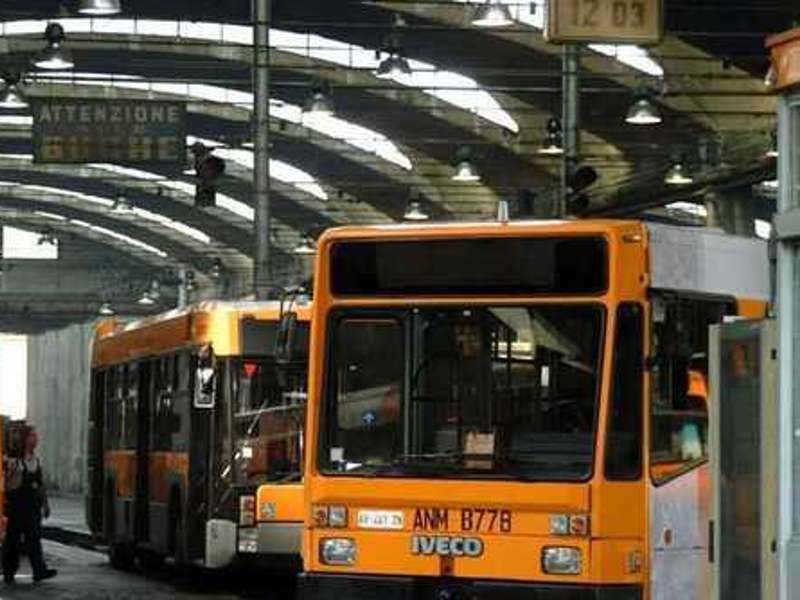 Napoli: sasso rompe finestrino bus, paura tra i passeggeri