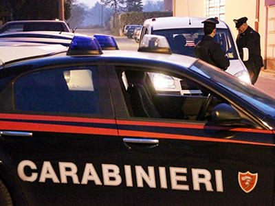 Vede i carabinieri, scende dall'auto e scappaRaggiunto e arrestato per furto d'automobile