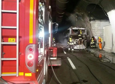 Schianto nella galleria di Pozzuoli: tre feriti