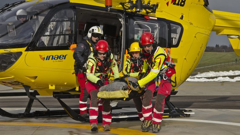 Tragedia a Calvera, si ribalta il trattore, morto un uomo