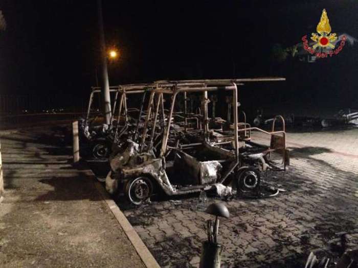 Incendiate a Gerace le auto elettriche per i turisti  Erano state appena inaugurate dal Comune