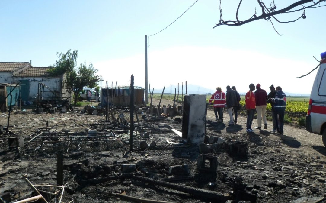 Uno degli incendi nel campo di Boreano a Venoza (PZ)