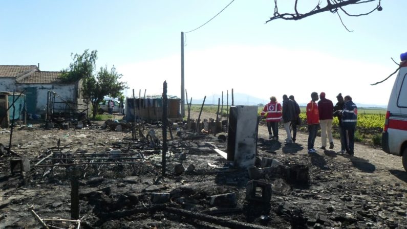 Un altro rogo nel campo di BoreanoA fuoco la baraccopoli della vergogna