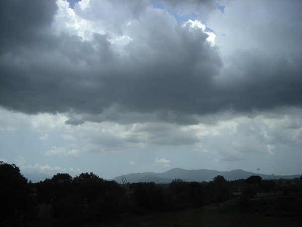 Meteo, weekend ancora caldo ma da lunedì in arrivo piogge e temporali