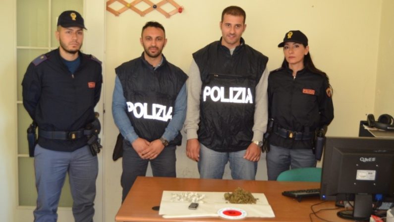 La droga nascosta anche sotto il cuscinoLa polizia arresta un giovane a Crotone