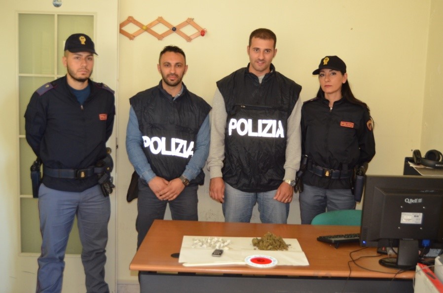 La droga nascosta anche sotto il cuscino  La polizia arresta un giovane a Crotone