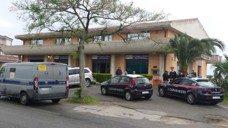 Rapina in banca nel Vibonese, armati e incappucciatisequestrano impiegati e portano via migliaia di euro