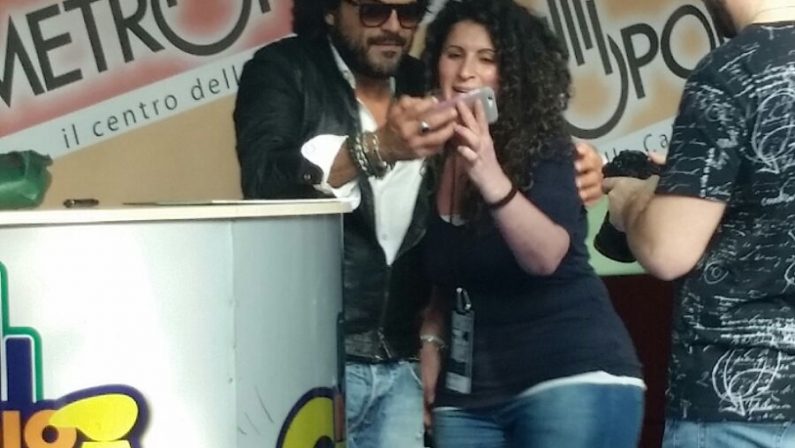 FOTO - Tutti in fila al Metropolis per un selfie con Francesco Renga