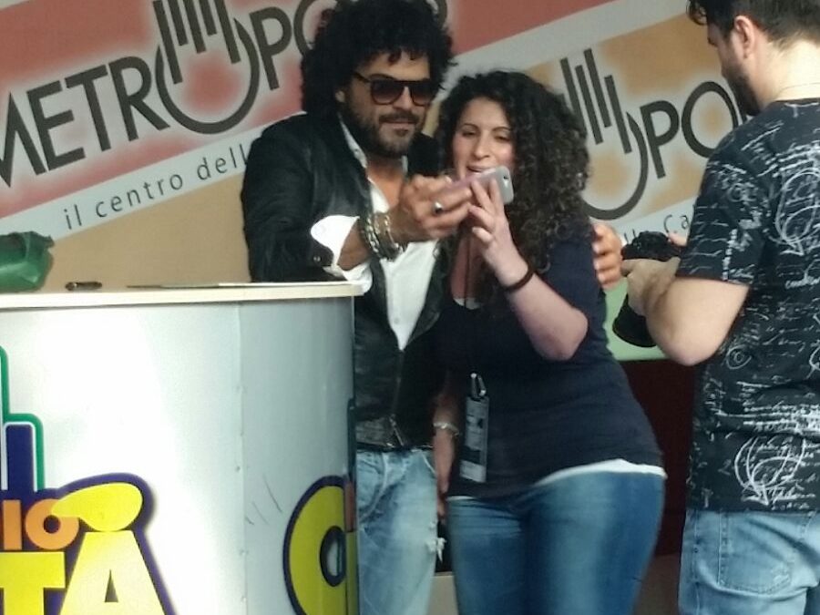 FOTO – Tutti in fila al Metropolis per un selfie con Francesco Renga