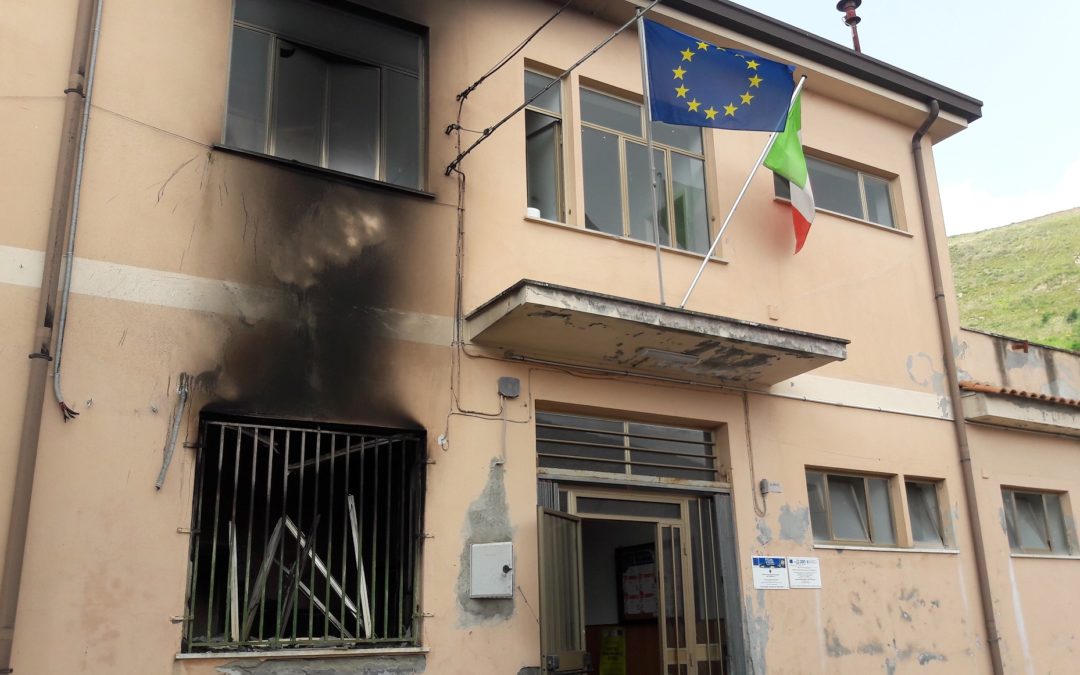 Incendio nei locali della scuola elementare e materna  Malviventi in azione nel Vibonese, danni ingenti