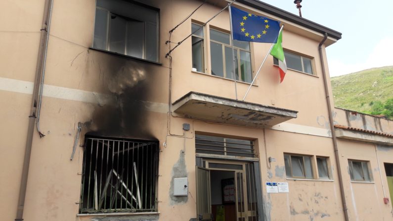 Incendio nei locali della scuola elementare e maternaMalviventi in azione nel Vibonese, danni ingenti