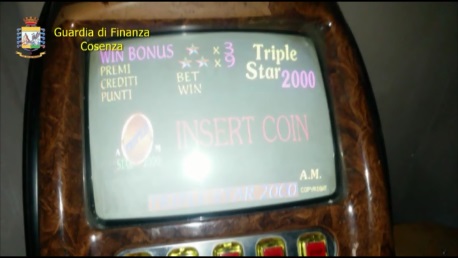 Slot machine illegali sequestrate nel CosentinoApparecchi non collegati ai Monopoli, una denuncia