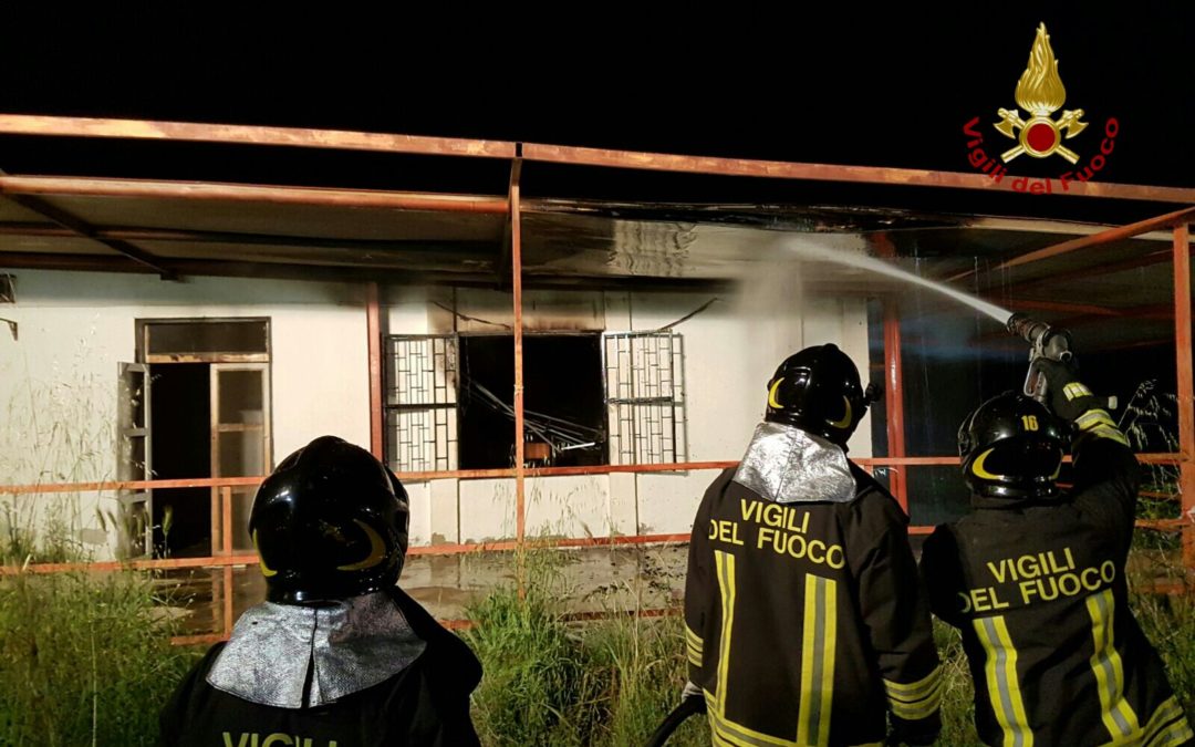 Incendio in pieno centro a Reggio Calabria, fiamme minacciano abitazioni e il poligono di tiro a segno