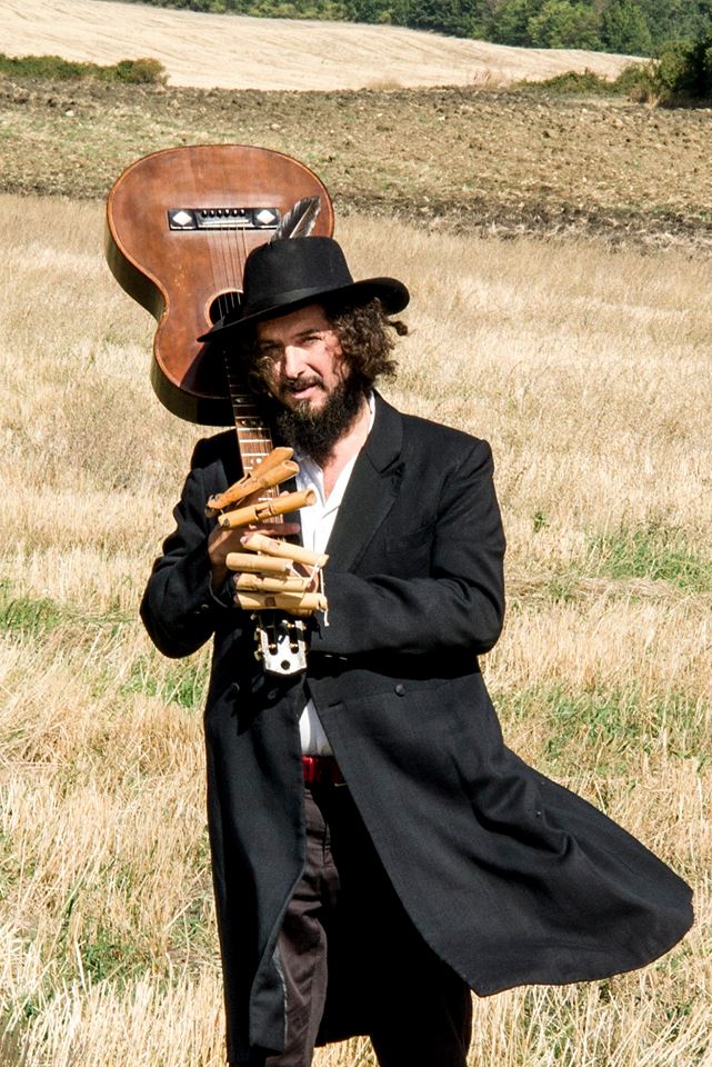 Vinicio Capossela a sorpresasul palco del Folk festival di Potenza