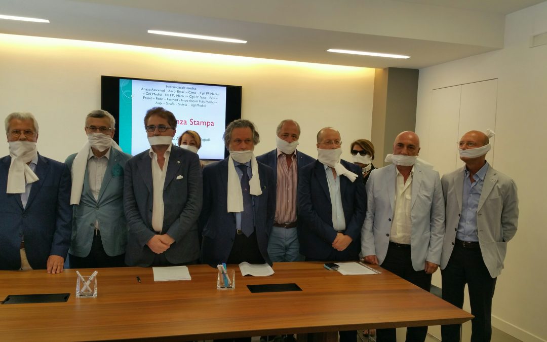 Tagli alla sanità: medici campani imbavagliati in segno di protesta