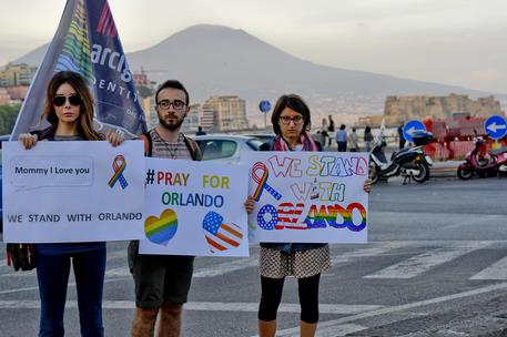 Fiaccolata a Napoli per ricordare le vittime della strage di Orlando