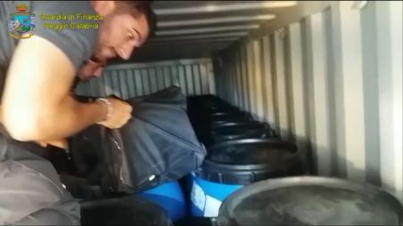 VIDEO - Maxi sequestro di cocaina nel porto di Gioia TauroEra nascosta nei borsoni tra i fusti di carne