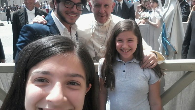 I figli di Maria Chindamo ricevuti da Papa Francesco«So già tutto» e poi l'abbraccio ai ragazzi del Pontefice
