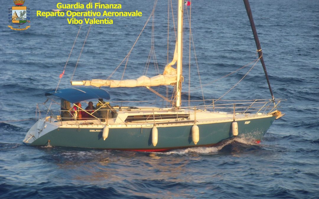 Veliero getta in mare gli immigrati a Crotone  I due scafisti inseguiti e arrestati al largo