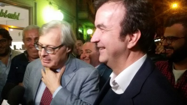 Elezioni, Mario Occhiuto vince al primo turnoIl neo sindaco tra i supporter in piazza a Cosenza