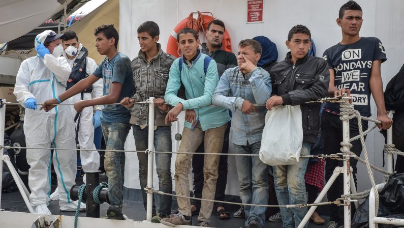 Poco cibo e senza servizi, trecento immigrati minoriasserragliati a Reggio Calabria per protesta