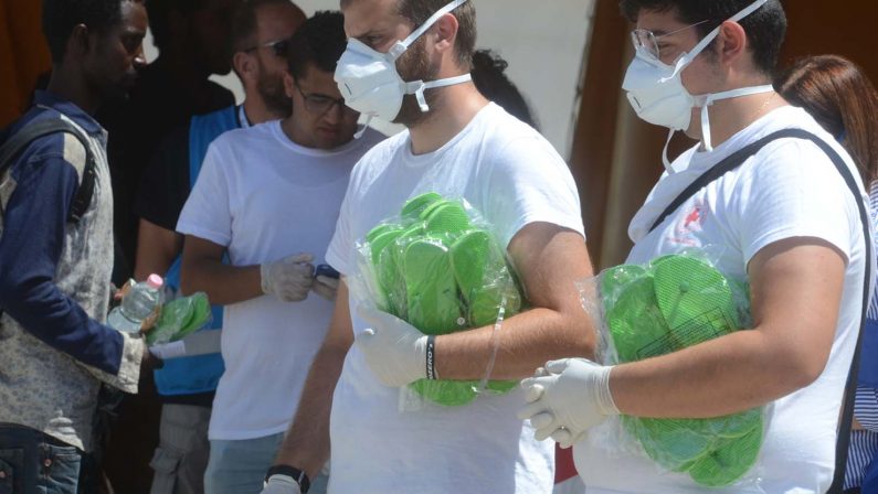 FOTO - Le immagini del nuovo sbarco di migrantiarrivati al porto di Reggio Calabria