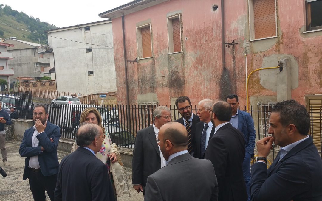 «Un brutto segnale contro una istituzione primaria come la scuola»  Il viceministro Faraone a Stefanaconi dopo l’incendio della struttura