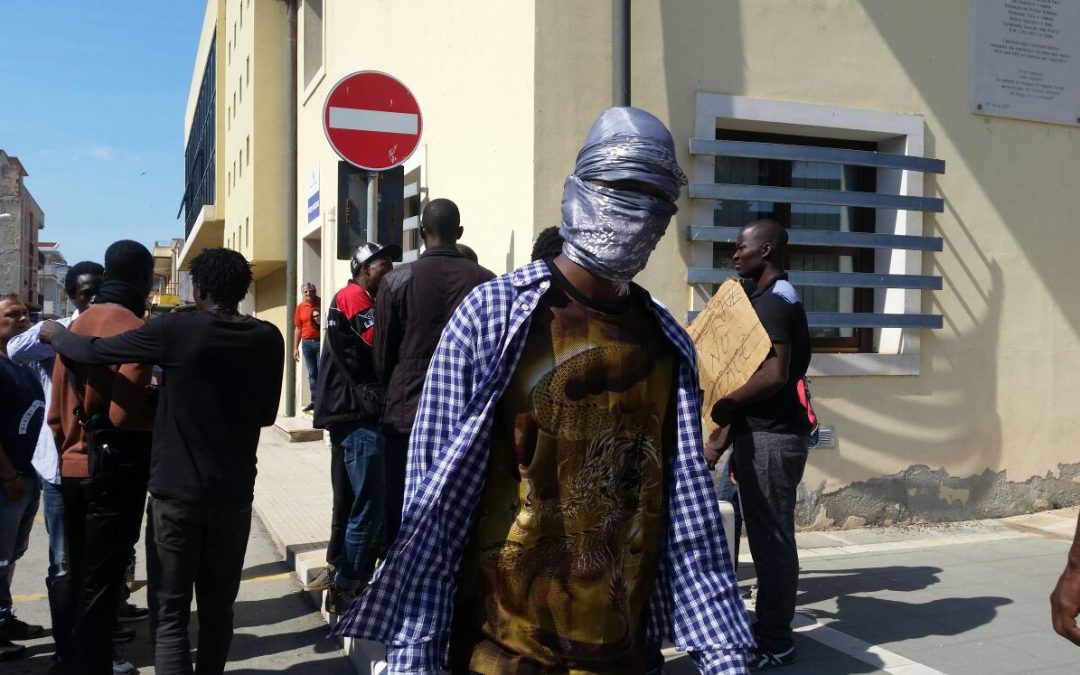 Immigrato ucciso da un carabinieri, a San Ferdinando  scattano rabbia e protesta: corteo, urla e tensioni