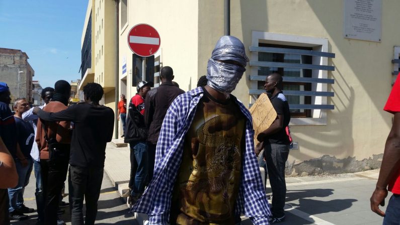 Immigrato ucciso da un carabinieri, a San Ferdinando  scattano rabbia e protesta: corteo, urla e tensioni