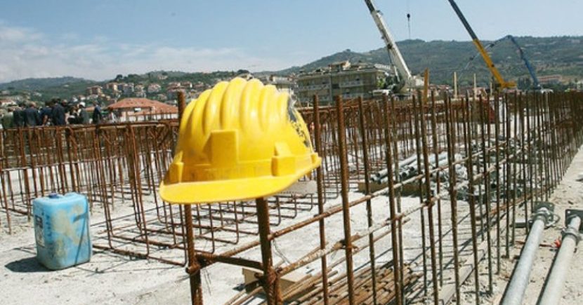 Cade dal tetto di una casa mentre effettua lavoriGrave un uomo nel Vibonese, trasferito a Reggio