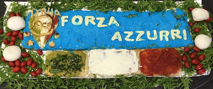 “Forza Azzurri”, pizzaiolo napoletano sforza la pizza dedicata alla Nazionale