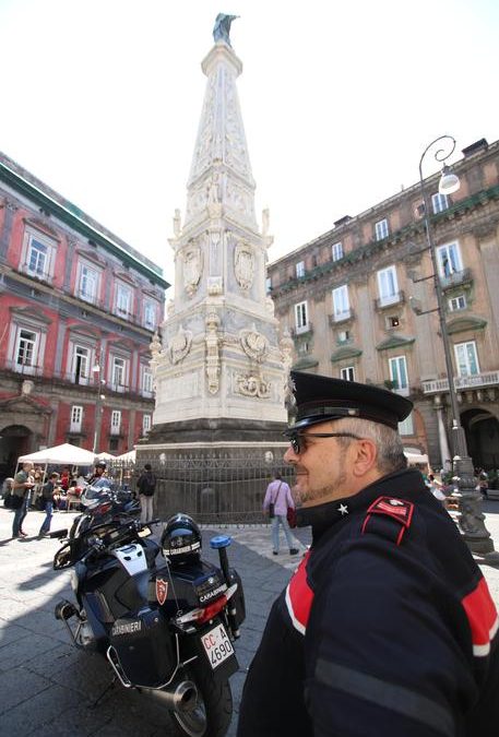 “Come scendo, ora?”, gli ultimi drammatici momenti di vita del 23enne caduto dall’obelisco a Napoli: si segue la pista della scommessa finita male
