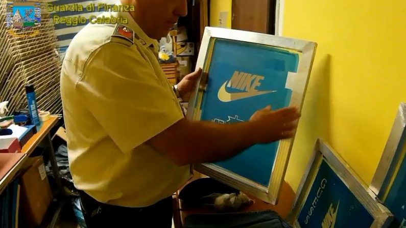 VIDEO - Sgominata dalla Guardia di Finanza una rete di contraffazione delle griffe di abbigliamento a Reggio Calabria
