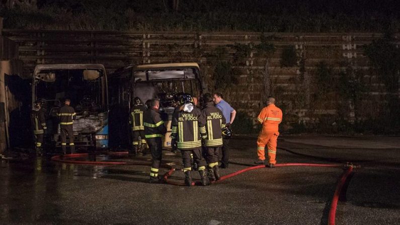 In fiamme due autobus delle Ferrovie della CalabriaCarabinieri indagano sul rogo avvenuto a Girifalco