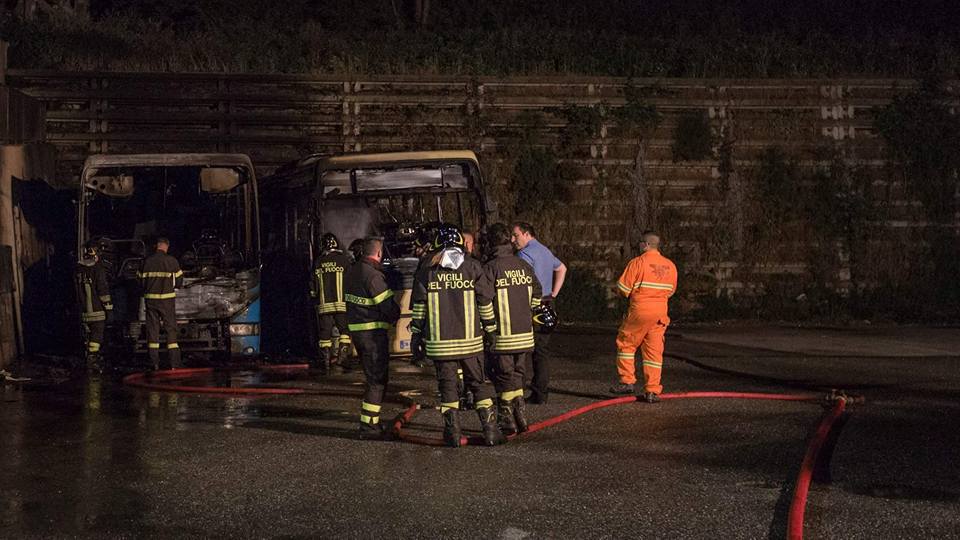 In fiamme due autobus delle Ferrovie della Calabria  Carabinieri indagano sul rogo avvenuto a Girifalco
