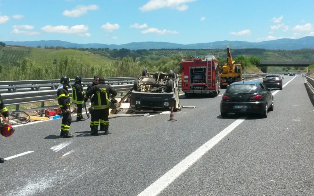 Spettacolare incidente in autostrada nel Vibonese  Si ribalta un camper, soccors un 60enne