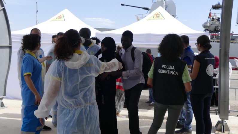 FOTO - Circa 700 migranti sbarcati al porto di Crotone