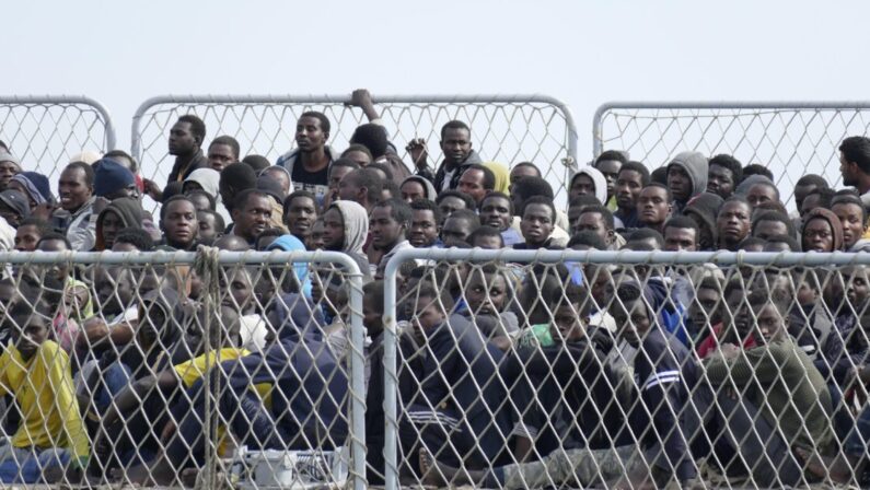 Arrivata al porto di Reggio Calabria una nave con oltre 400 migranti